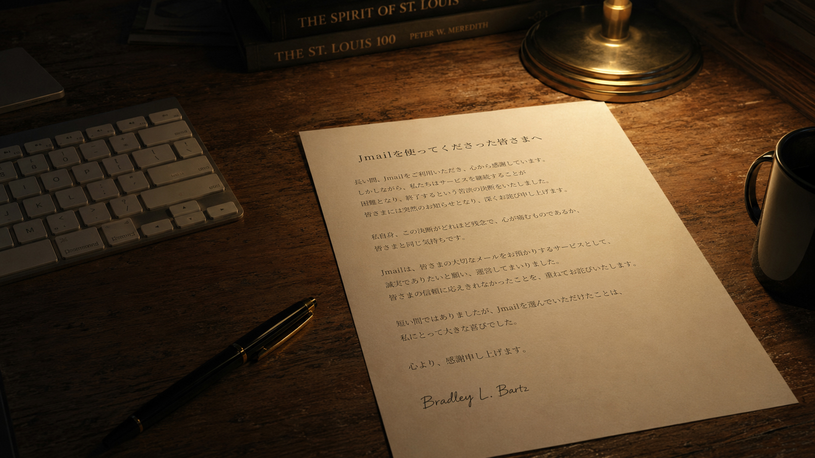 机上のランプと創業者の手紙によるJmail創業者メッセージのイメージ